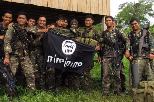Binh sĩ Philippines với cờ của IS, quay ngược xuống dưới sau khi giải phóng hoàn toàn Marawi