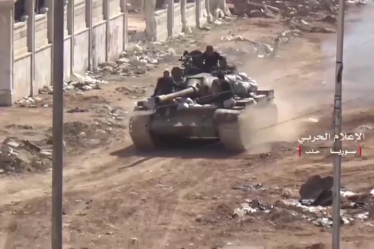 Xe tăng quân đội Syria phản kích trên hướng tây thành phố Aleppo