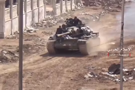Xe tăng quân đội Syria phản kích trên hướng tây thành phố Aleppo
