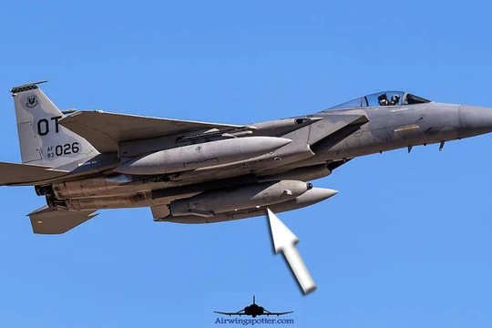 Máy bay chiến đấu F-15C với thùng container Talon HATE