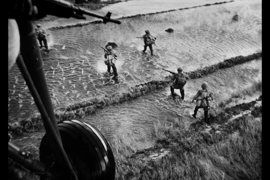 Trực thăng Mỹ bay yểm trợ hỏa lực cho bộ binh trên cánh đồng Việt Nam