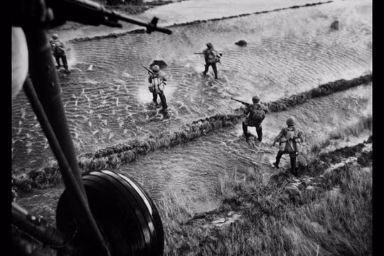 Trực thăng Mỹ bay yểm trợ hỏa lực cho bộ binh trên cánh đồng Việt Nam