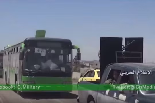 Chiếc xe buýt màu xanh chở các chiến binh Hồi giáo cực đoan di tản