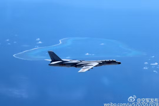 Máy bay nem bom hạt nhân H-6K bay trên bầu trời bãi cạn Scarborough