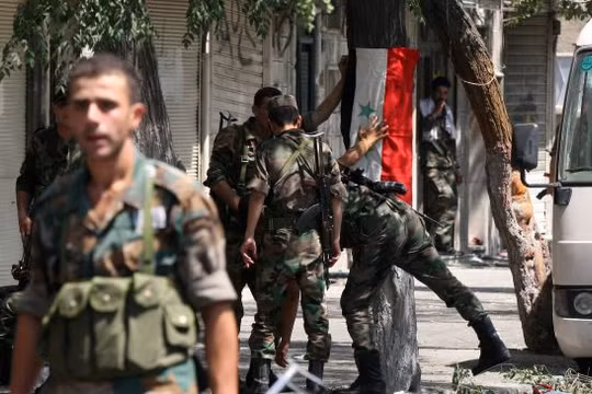 Trực thăng Syria rơi ở Homs, IS chôn sống 40 tay súng