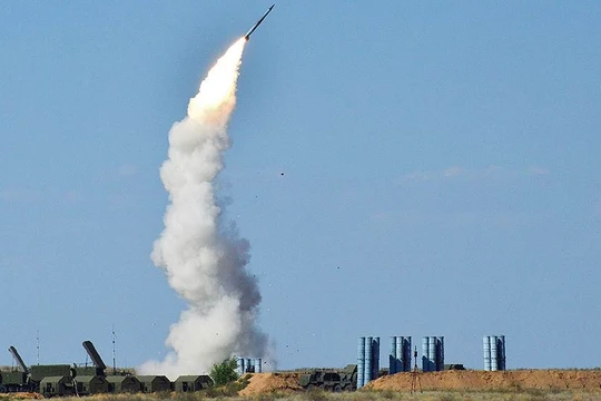 Tổ hợp tên lửa phòng không S-300 trên chiến trường sa mạc. Ảnh minh họa Shouth Front