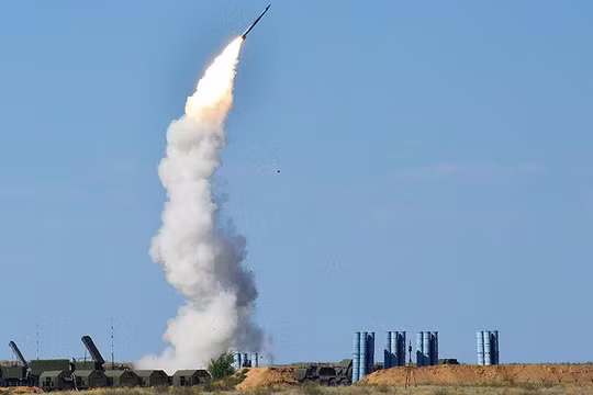 Tổ hợp tên lửa phòng không S-300 trên chiến trường sa mạc. Ảnh minh họa Shouth Front