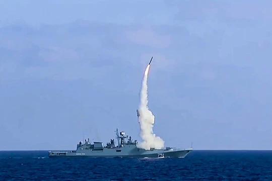 Chiến hạm Nga phóng tên lửa Kalibr. Ảnh minh họa Russian Gazeta
