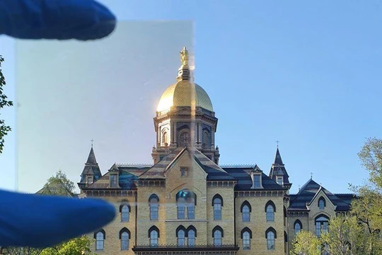 Phim cách nhiệt giữ cho phòng sáng và mát, phản xạ tia hồng ngoại và cực tím của ánh sáng mặt trời và tỏa nhiệt ra không gian bên ngoài. Ảnh ACS Energy Letters 2022.