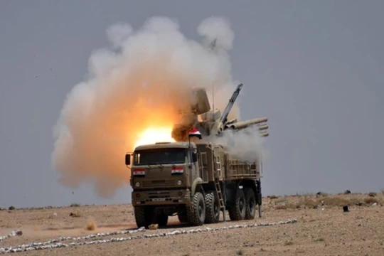 Tổ hợp pháo - tên lửa Pantsir-S1 của quân đội Syria khai hỏa. Ảnh minh họa Masdar News