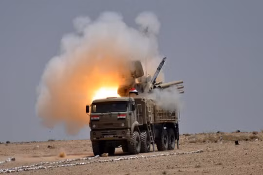 Tổ hợp pháo - tên lửa Pantsir-S1 của quân đội Syria khai hỏa. Ảnh minh họa Masdar News