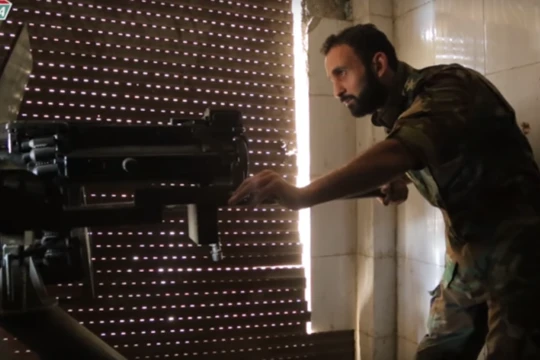 Binh sĩ Syria sử dụng súng phóng lựu liên thanh trong khu vực dự án 1070