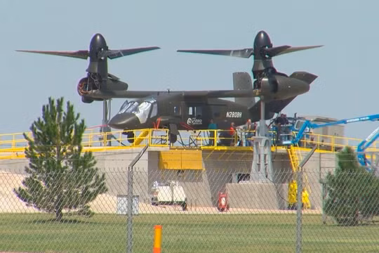 Máy bay trực thăng cánh quat trục xoay V-280 Valor trên bệ bay thử nghiệm cấp nhà máy - ảnh theaviationist.com