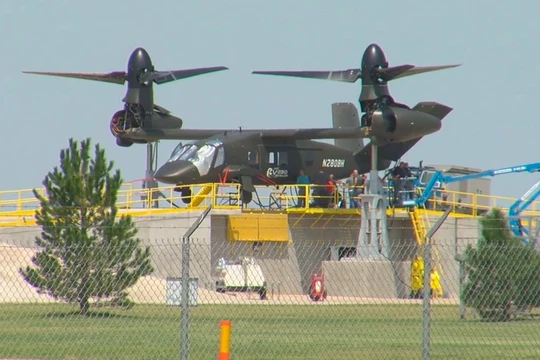 Máy bay trực thăng cánh quat trục xoay V-280 Valor trên bệ bay thử nghiệm cấp nhà máy - ảnh theaviationist.com