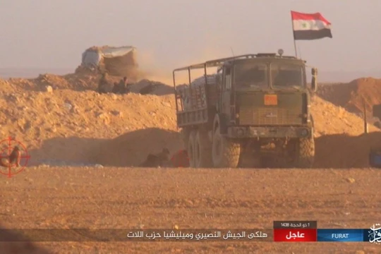 Trận địa của quân đội Syria bị IS tập kích từ phía bên kia biên giới - ảnh trang Amaq