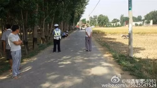 Cảnh sát và người dân tại làng Xishibao, tỉnh Hà Bắc, nơi xảy ra vụ xả súng. Ảnh: Weibo