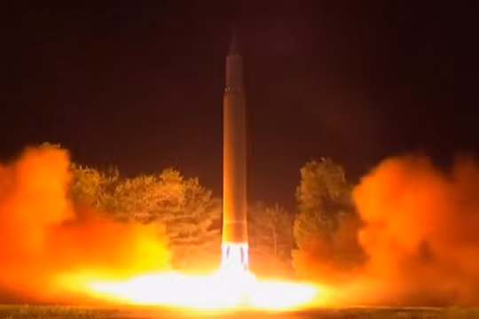 Cận cảnh một vụ phóng tên lửa đạn đạo ICBM Bắc Triều Tiên - ảnh minh họa The Washington Post