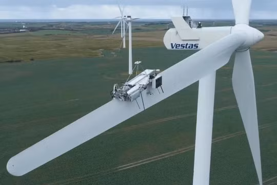 Robot bảo dưỡng cánh quạt tuabin gió. Ảnh Engineering Interesting. 