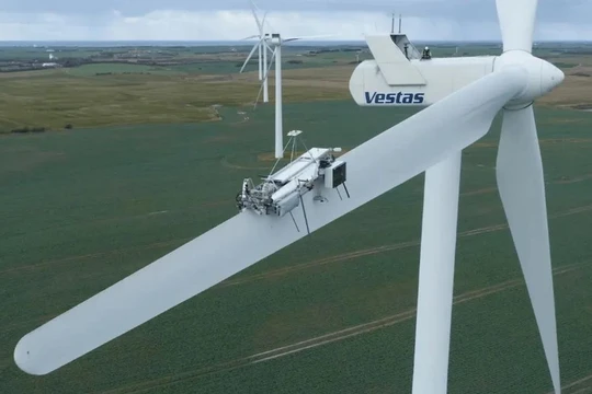 Robot bảo dưỡng cánh quạt tuabin gió. Ảnh Engineering Interesting. 