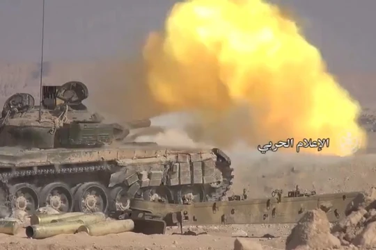 Xe tăng quân đội Syria tấn công trên chiến trường sa mạc tỉnh Homs - Ảnh video truyền thông quân đội Syria