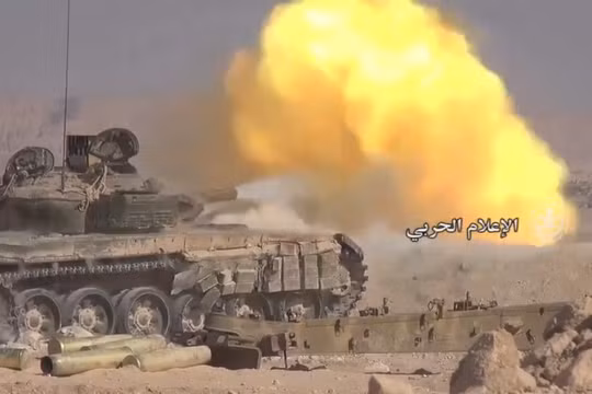 Xe tăng quân đội Syria tấn công trên chiến trường sa mạc tỉnh Homs - Ảnh video truyền thông quân đội Syria