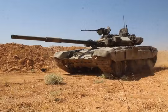 Xe tăng T-90 cơ động chiến đấu trên chiến trường phía Tây Aleppo, ảnh minh họa từ video