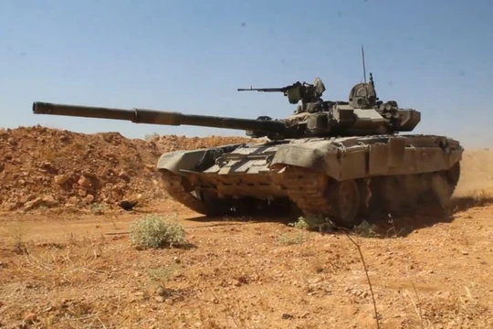 Xe tăng T-90 cơ động chiến đấu trên chiến trường phía Tây Aleppo, ảnh minh họa từ video