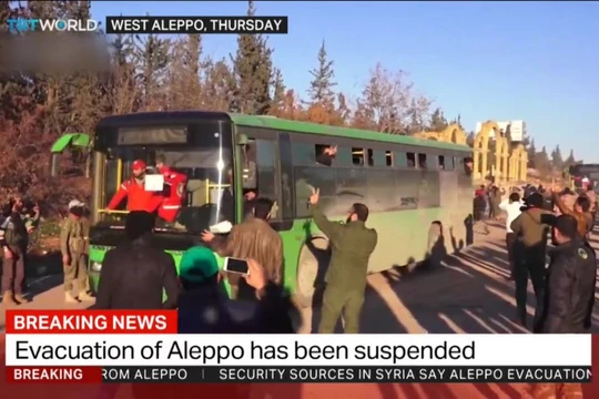 Các tay súng thánh chến lên xe buýt để ra khỏi Aleppo