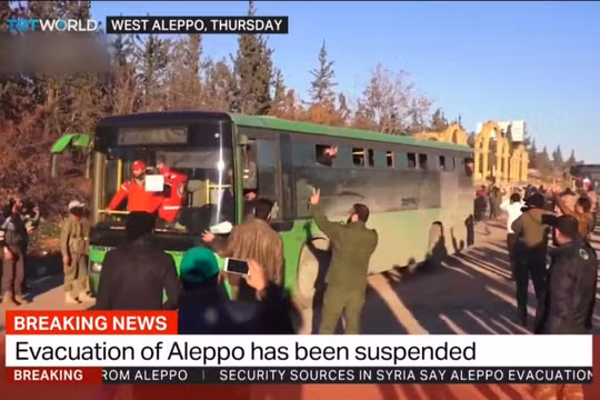 Các tay súng thánh chến lên xe buýt để ra khỏi Aleppo