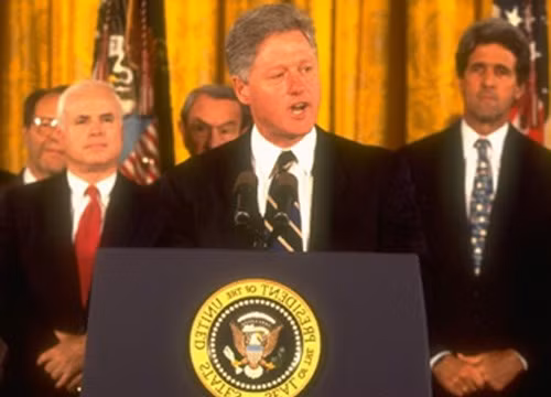 Các ông John Kerry (phải) và John McCain chứng kiến Tổng thống Bill Clinton thông báo bình thường hóa quan hệ với VN năm 1995 - Ảnh: Chụp màn hình