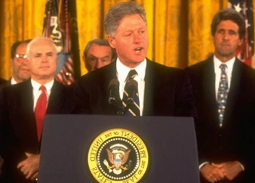 Các ông John Kerry (phải) và John McCain chứng kiến Tổng thống Bill Clinton thông báo bình thường hóa quan hệ với VN năm 1995 - Ảnh: Chụp màn hình