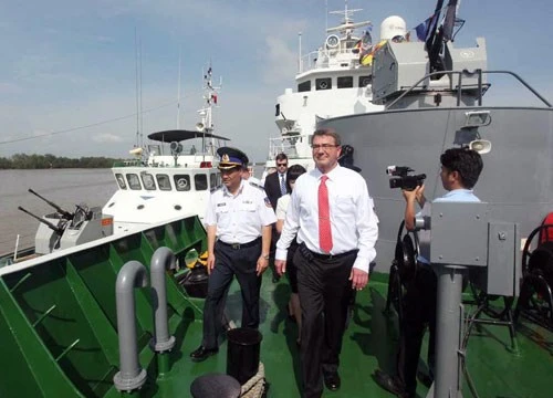 Bộ trưởng Quốc phòng Mỹ Ashton Carter thăm cán bộ chiến sĩ tàu Cảnh sát biển 8003 tại Hải Phòng - Ảnh: TTXVN