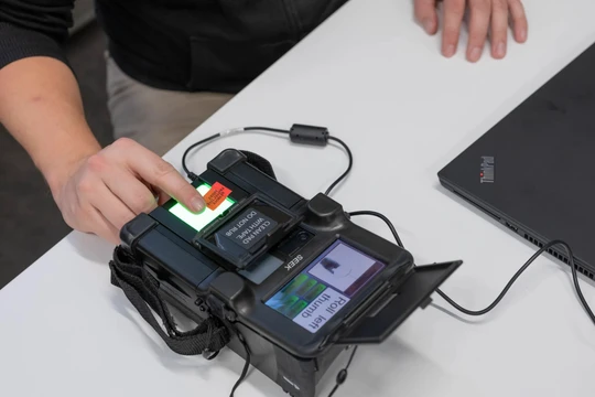 Matthias Marx, nhà nghiên cứu bảo mật tại CCC, sử dụng SEEK II để quét dấu vân tay ở Hamburg, Đức, ngày 21/12 /2022. Ảnh Andreas Meichsner /The New York Times