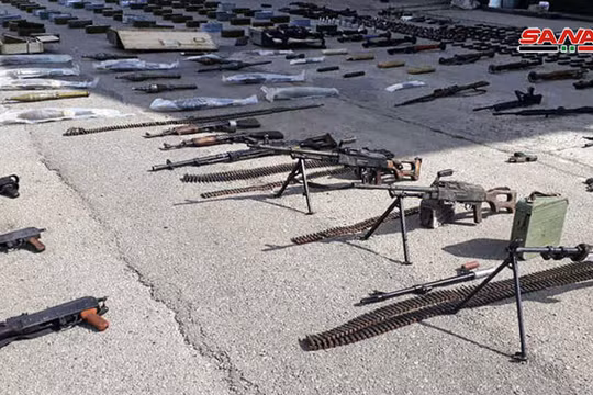 Vũ khí trang bị mới được quân đội Syria phát hiện trên địa phận tỉnh Homs. Ảnh: Masdar News.