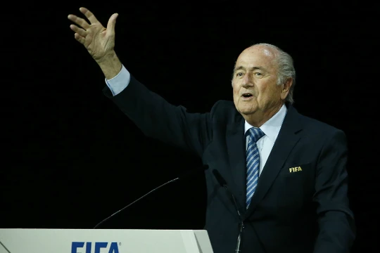 Chủ tịch FIFA chịu nhiều áp lực trong hai ngày qua vì bê bối tham nhũng. Ảnh: Reuters.