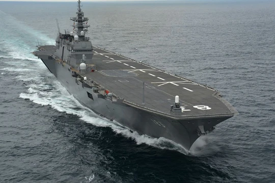 Khu trục hạm đổ bộ trực thăng Izumo Nhật Bản, ảnh minh họa ABS-CBN.