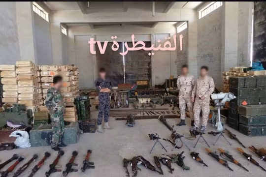 Quân đội Syria thu giữ vũ khí phiến quân ở tỉnh Quneitra. Ảnh minh họa Masdar News