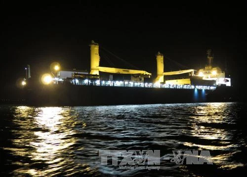 Tàu vận tải Rolldock Star neo đậu trong vịnh Cam Ranh an toàn ngày 29/1. Ảnh: Tiên Minh-TTXVN