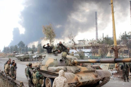 Xe tăng quân đội Syria trên đường phố Aleppo