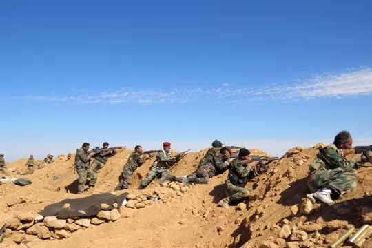 Binh sĩ quân đội Syria trên chiến tuyến phòng thủ thành phố Deir ez Zor