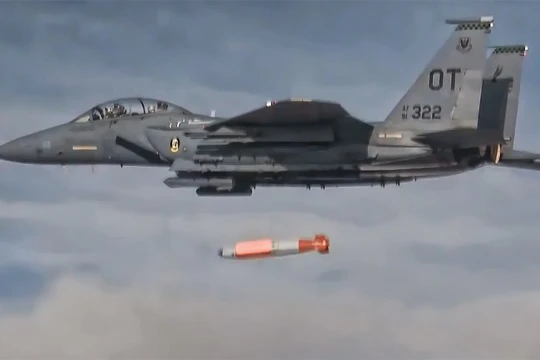 Máy bay F-15 ném thử nghiệm bom B 61 - 12