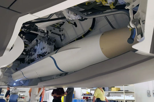 Tên lửa chống radar tiên tiến AGM-88G – tầm bắn mở rộng (AARGM-ER) trong khoang vũ khí F-35C. Ảnh: Military Aerospace.