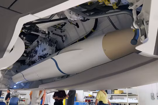 Tên lửa chống radar tiên tiến AGM-88G – tầm bắn mở rộng (AARGM-ER) trong khoang vũ khí F-35C. Ảnh: Military Aerospace.