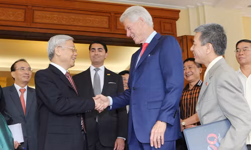 Tổng bí thư Nguyễn Phú Trọng, thứ hai từ phải sang, cùng cựu Tổng thống Mỹ Bill Clinton tại Hà Nội hôm 2/7. Ảnh: Reuters