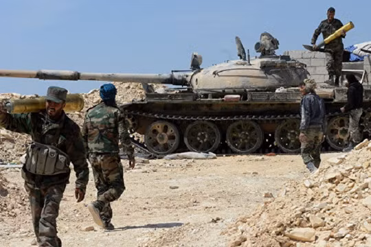 Một chiếc tăng quân đội Syria chuẩn bị cho một cuộc tấn công mới