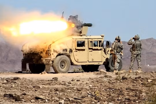 Tổ hợp tên lửa chống tăng TOW-2B trên xe chiến đấu của bộ binh Mỹ