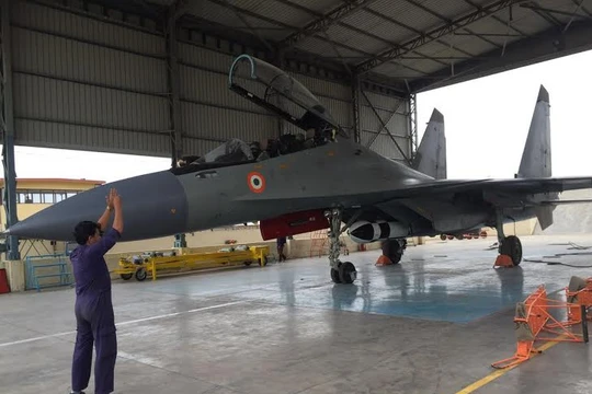 Đưa máy bay Su-30MKI mang tên lửa BrahMos ra đường băng thử nghiệm bay