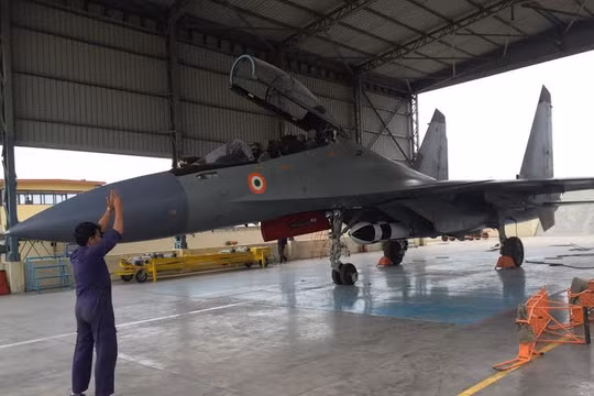 Đưa máy bay Su-30MKI mang tên lửa BrahMos ra đường băng thử nghiệm bay