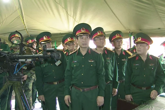 Trung tướng Phan Văn Giang - Tổng Tham mưu trưởng QĐND Việt Nam tham quan các sản phẩm mô phỏng của Công ty TECAPRO tại Hội thi.