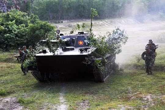 Hải quân đánh bộ Việt Nam nên có “xe tăng bơi” tự hành 2S25 trợ chiến